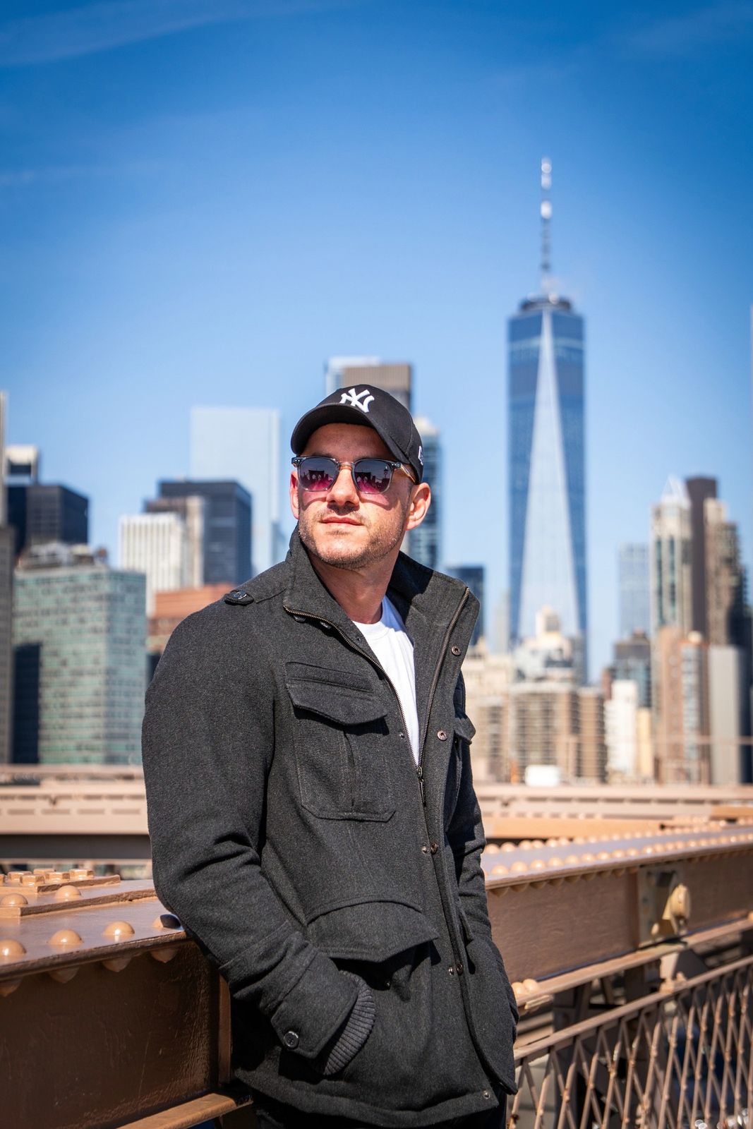 Adriano Brandão na ponte do Brooklyn, com a skyline de Nova York ao fundo