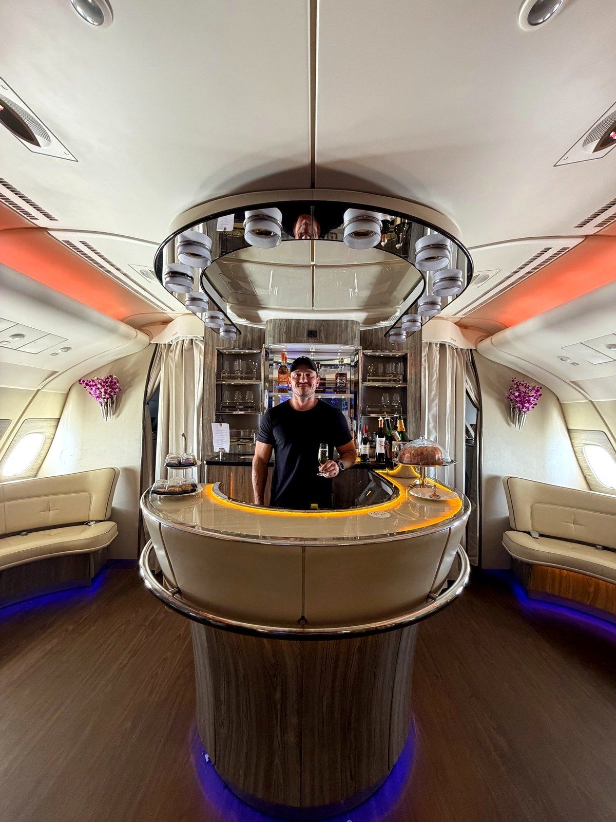 Adriano Brandão no bar da parte traseira da classe executiva do A380 da Emirates