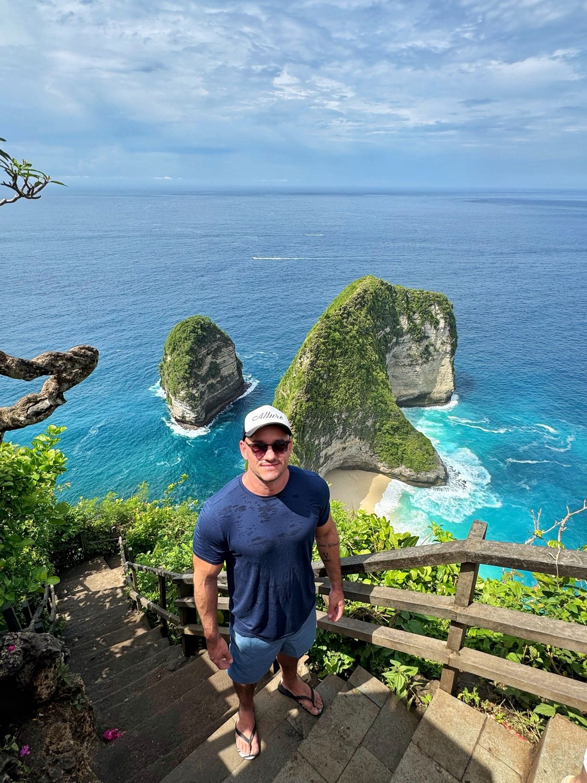 Adriano Brandão no mirante da praia de Kelingking, em Nusa Penida, na Indonésia