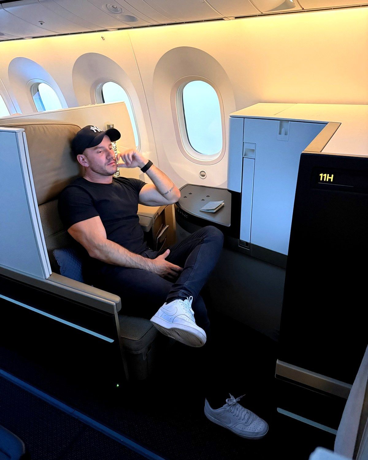 Adriano Brandão sentado na classe executiva da Etihad Airways
