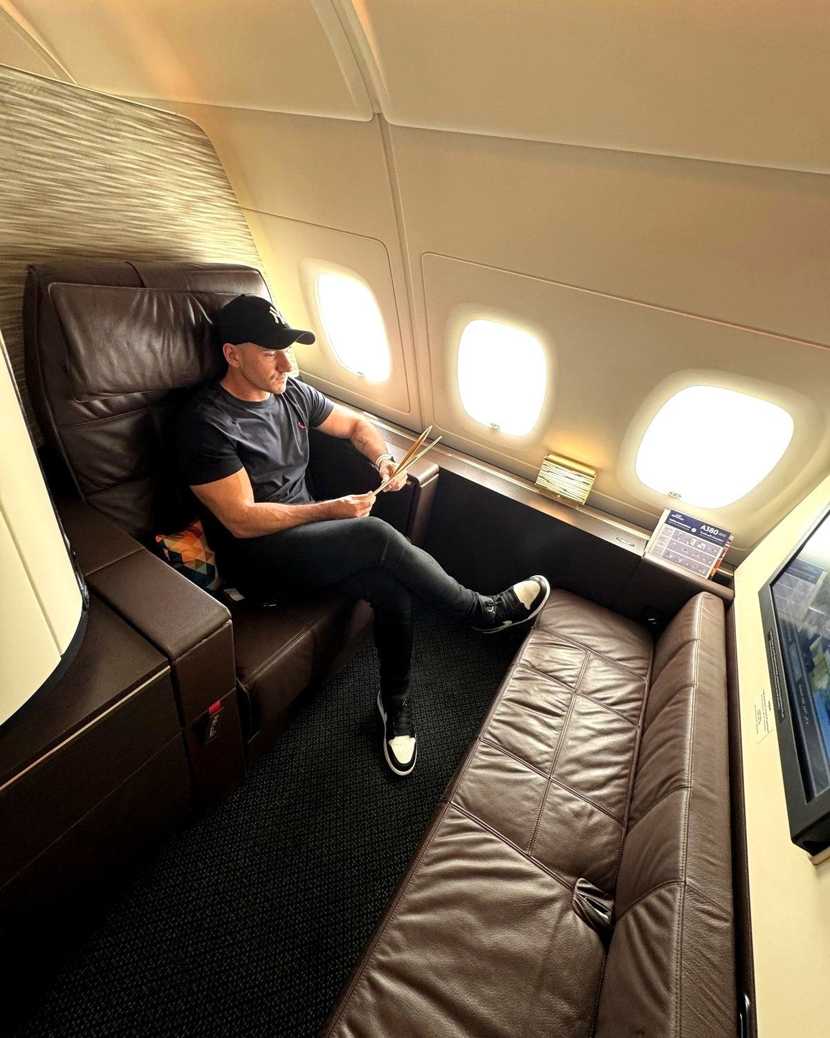 Adriano Brandão na primeira classe do Airbus A380 da Etihad Airways
